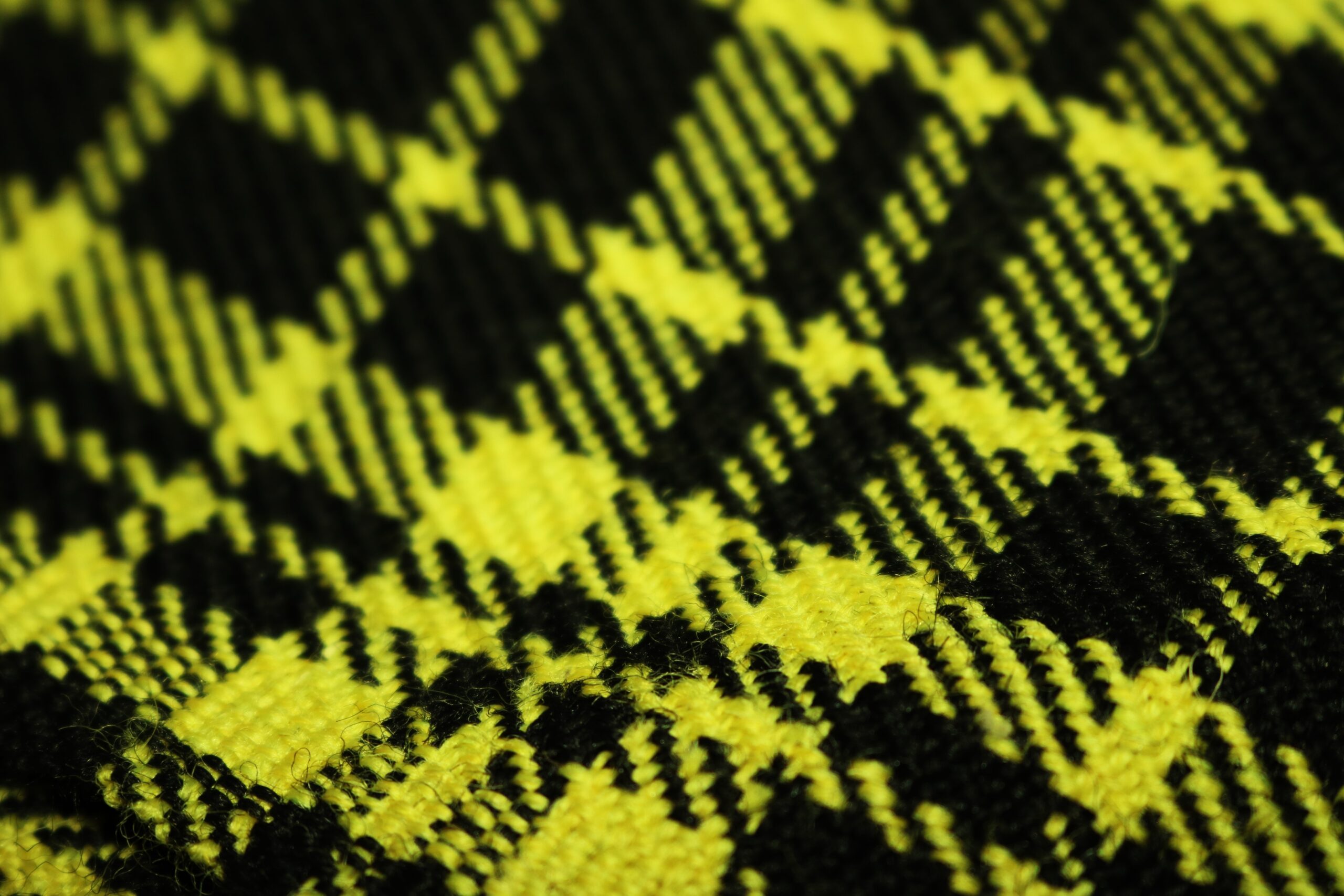 Tejido pepita en amarillo y negro para fundas de coche a medida